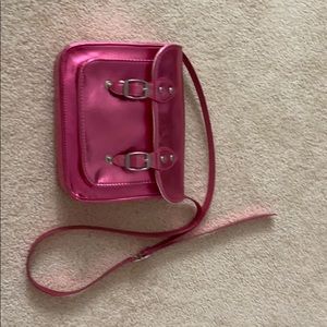 Pink ruum over the shoulder child’s purse.